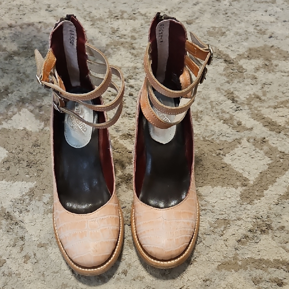 Chic Strappy Tan Heels